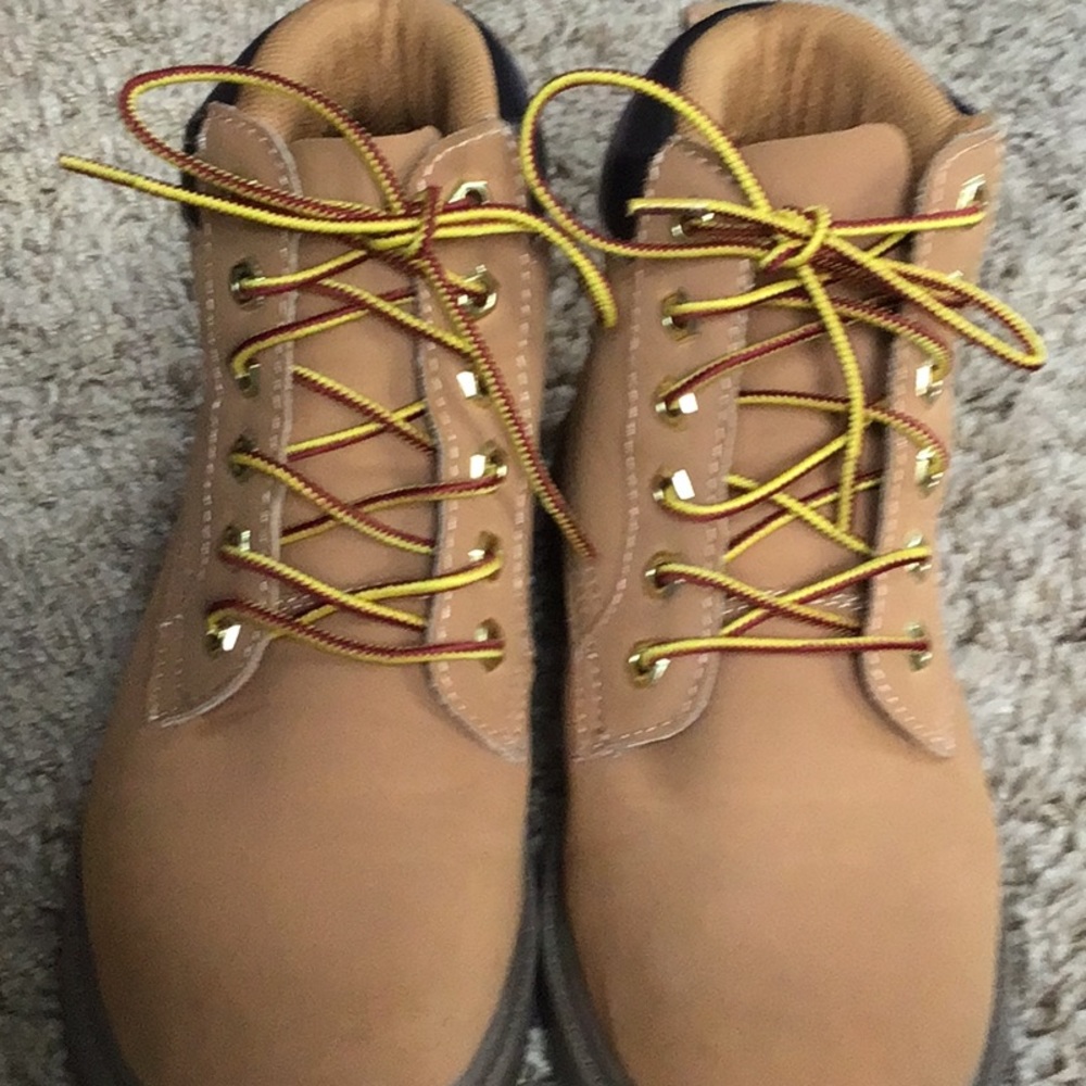 Youth size 4 combat/hiking boots in very good condition